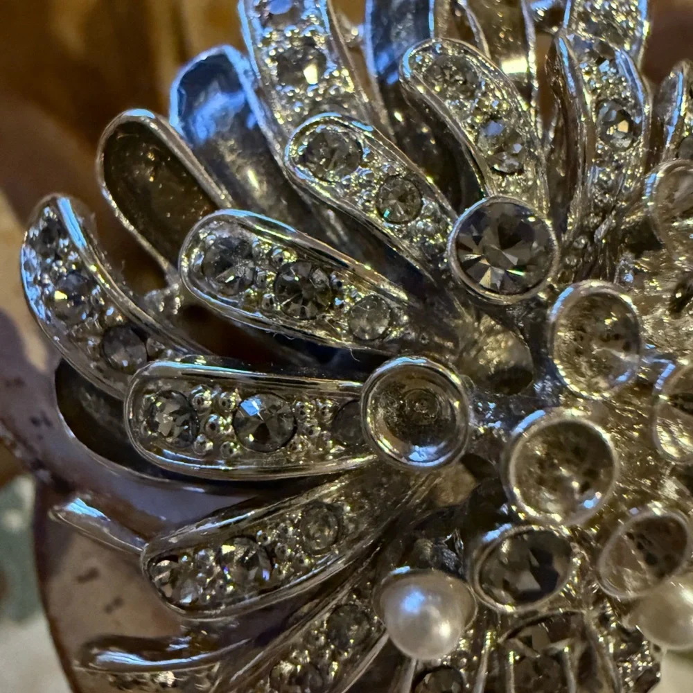 Vintage Brooch Rhinestone and Pearl Silver - Picture 5 of 10